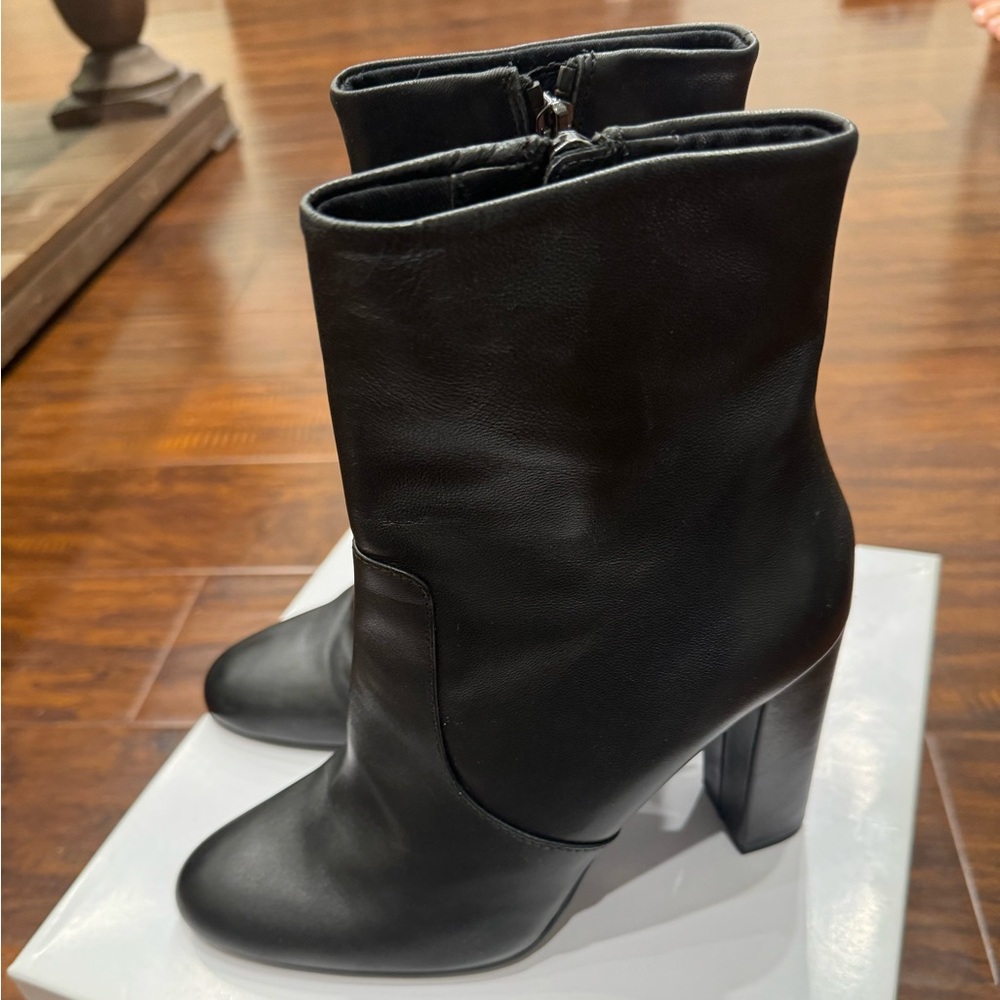 Short black Steve Madden boots size 8, never worn